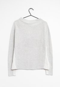Hellgrauer Pullover mit Rippstruktur, langen Ärmeln und rundem Halsausschnitt. Verfügt über seitliche Schlitze am Saum und ein weiches Innenfutter.