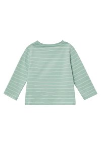 Langsleeve top in muntgroene katoen met witte horizontale strepen. Kenmerkt zich door een ronde halslijn en een zachte, gladde textuur.