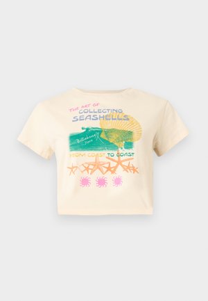 Kermansävyinen lyhyt T-paita, jossa simpukkaja meritähtikuvio ja teksti "The art of collecting seashells from coast to coast."
