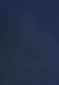 Tamno plava tkanina s glatkom, teksturiranom površinom. Ujednačena boja bez uzoraka ili vidljivih mehaničkih dijelova. Prikladna za razne tekstilne aplikacije.