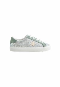 Silberne Glitzer-Sneaker mit grünen Wildlederelementen, weißen Schnürsenkeln, einer strukturierten weißen Gummisohle und einem beigen Sternen-Detail an der Seite.