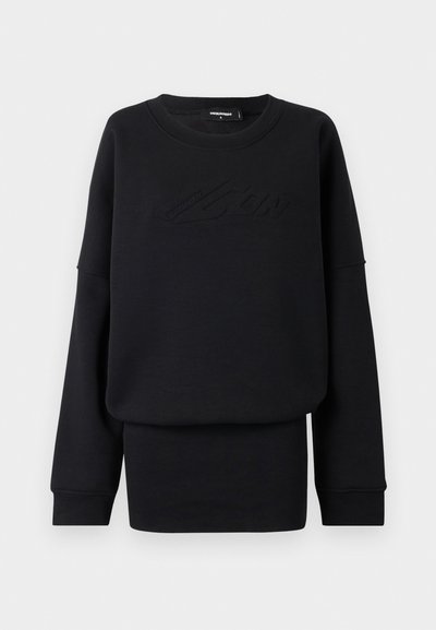 Sweatshirt noir en tissu doux, avec un col rond, des manches longues et un logo en relief sur le devant. Coupe régulière et texture lisse.