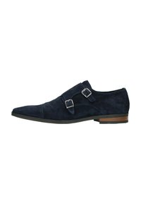 Donkerblauwe suède schoenen met twee zilveren gespen, een puntige neus en een bruine houten hak, met een zwarte rubberen zool.