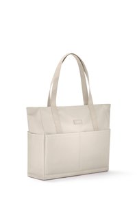 Beżowa prostokątna torba na ramię z podwójnymi paskami na ramię, przednimi kieszeniami oraz małą metką umieszczoną na górnej przedniej panelu.