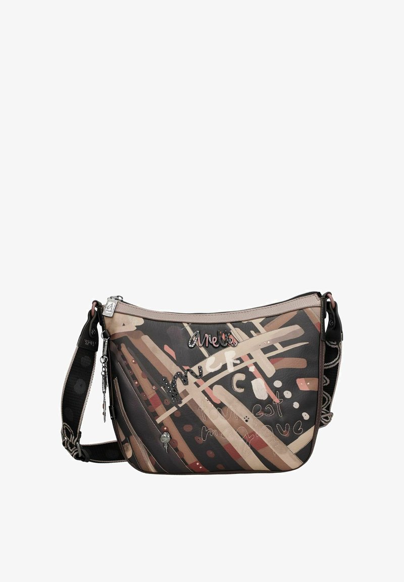 Borsa a tracolla multicolore con design astratto a pennellate, materiale in pelle, dettagli argentati e tracolla regolabile. Presenta testo e motivi decorativi.