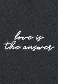 Tela de color gris oscuro con texto en cursiva blanca que dice "el amor es la respuesta", centrado en el material, enfatizando la simplicidad y el contraste.
