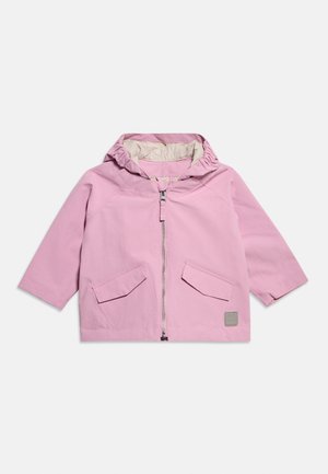 Ανοιχτό ροζ παιδικό μπουφάν με κουκούλα, εμπρόσθιο φερμουάρ και δύο λοξές τσέπες με καπάκι, σε άσπρο φόντο.