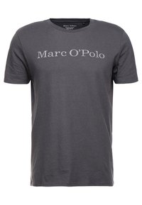 Szara bawełniana koszulka z okrągłym dekoltem i krótkimi rękawami. Z przodu znajduje się napis "Marc O'Polo" w kontrastowym jasnym odcieniu.