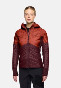 Giacca isolante bordeaux con design a zigzag, cappuccio e chiusura con zip. Presenta maniche in contrasto e dettagli in tessuto a trama.