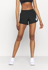 Pantalones cortos deportivos negros con una cintura elástica y detalles en blanco del logo en el lado izquierdo. Fabricados con un material ligero y transpirable.