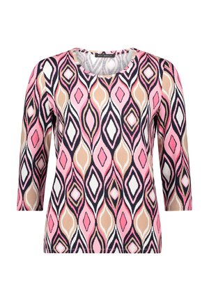 Bluzka z rękawami do połowy przedramienia, z geometrycznym wzorem w kolorach różowym, czarnym i beżowym. Miękki materiał, zaokrąglony dekolt i luźny krój.