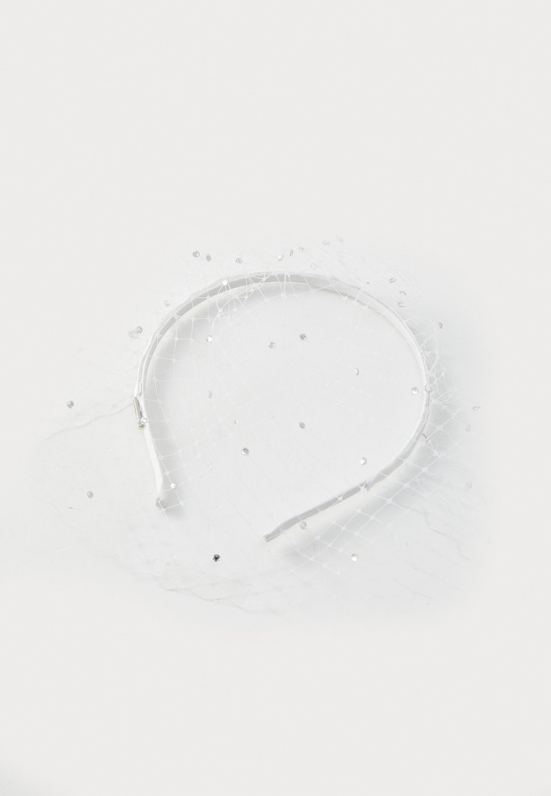 Bijela traka za glavu s čipkastim tulle premazom, ukrašena malim, sjajnim štrasom, koja se odlikuje glatkom i fleksibilnom strukturom.