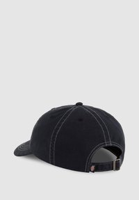 Mörkblå basebollkeps med kontrasterande vit sömnad, justerbart band bak och en rundad krön.