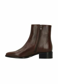 Bottines en cuir marron avec fermeture éclair, bout rond et petit talon bloc. Texture lisse et design minimaliste sans motifs visibles.
