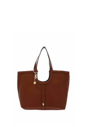 Sac cabas en cuir marron avec doubles anses, breloque dorée avec logo près de la poignée et petit emblème avec logo au centre avant.