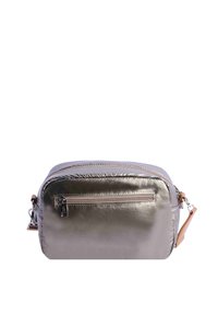 Bolsita rectangular metálica gris compacta con un bolsillo con cremallera en la parte frontal y una correa de cuero beige en el lateral.