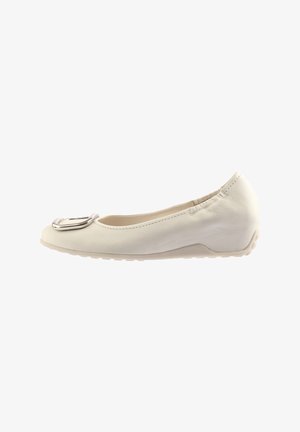 Witte leren balletschoen met een ronde neus, voorzien van een zilveren gespaccent aan de voorkant en een elastische hiel voor comfort.