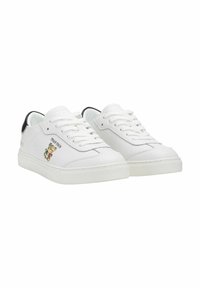 Weiße Leder-Sneaker mit schwarzen Fersenakzenten, runder Zehenpartie, flacher Gummisohle und einem farbenfrohen Bären-Graphic an der Seite. Schnürverschluss.