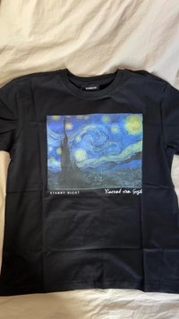 Svart t-skjorte med trykt "Stjernespeil" design av Vincent van Gogh, med virvlende blå og gule mønstre, detaljert med hvit tekst under.