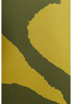 Szövetminta hullámos, szabálytalan alakzatokkal olívazöld és mustársárga színekben, absztrakt, organikus dizájnt alkotva.