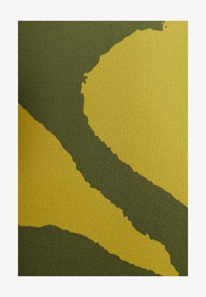 Stofpatroon met golvende, onregelmatige vormen in olijfgroen en mosterdgeel, die een abstract, organisch ontwerp creëren.