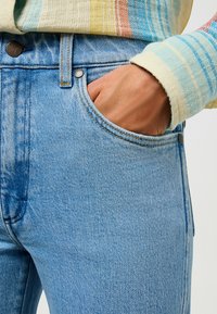 Wrangler SUNSET - Ravne kavbojke - light stone