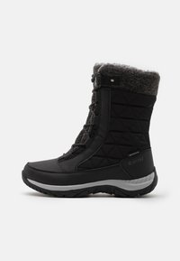Schwarzer wasserdichter Winterstiefel mit ge quiltetem Textiloberteil, Schnürfront, Kunstfellkragen und einer Gummisohle mit strukturiertem Griffmuster.
