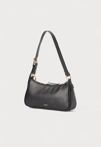 Sac à main en cuir noir avec une texture lisse, quincaillerie dorée, fermeture éclair et une seule bandoulière réglable. Présente une forme arrondie.