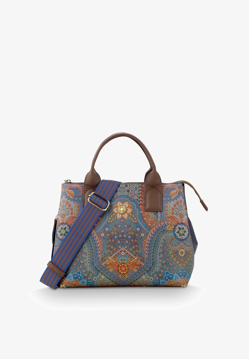 Stoffhandtasche mit einem Paisleymuster in Blau- und Erdtönen. Braune Lederakzente. Wird mit einem verstellbaren Streifen-Trageriemen in Blau und Braun geliefert.