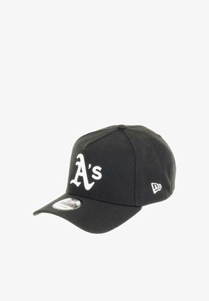 Schwarze Baseballkappe mit weiß gesticktem "A's"-Logo auf der Vorderseite und New Era-Logo an der Seite, strukturiert mit gebogenem Schirm.