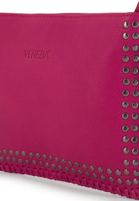 Fuksjowa skórzana torba z plecionym detalem u podstawy i srebrnymi ćwiekami po jednej stronie. Wytłoczone logo "VENEZIA" z przodu.