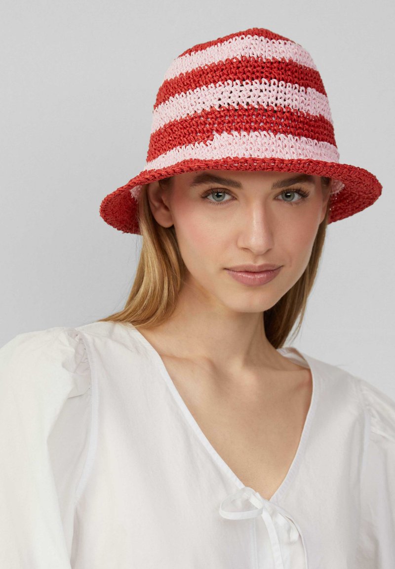 Czerwono-różowy, w paski, pleciony kapelusz typu bucket ze szerokim rondem, wyposażony w teksturowane wykończenie i luźny, swobodny design.