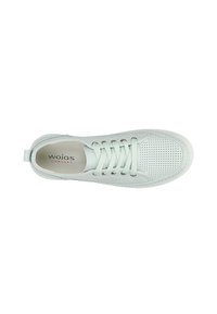 Světle zelené tenisky s perforovaným svrškem, plochými tkaničkami a kulatou špičkou. Mají šedou podrážku a uvnitř se nachází branding "wojas comfort".