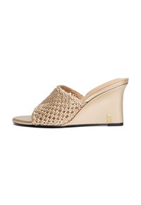 Wedge-Slide-Sandalen aus gewobenem metallic-goldenem Material, offener Zeh, mit einer glatten goldenen Plattform und einem kleinen Logo-Akzent an der Ferse.