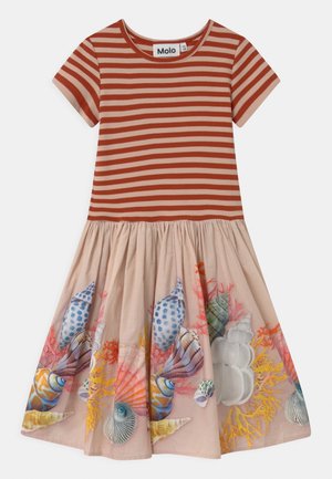 Vestito a maniche corte a righe con stampa di coralli e conchiglie; presenta un top aderente e una gonna svasata, realizzato in tessuto morbido dai colori caldi.