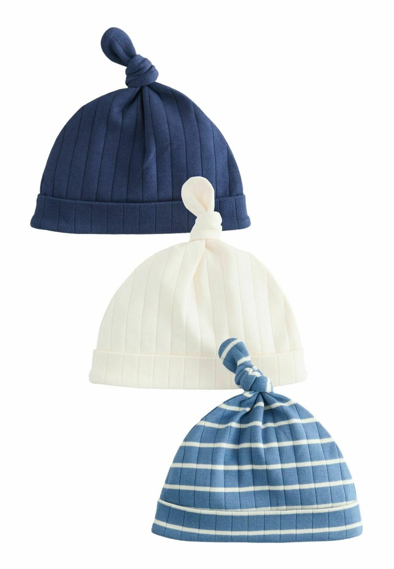 Trois bonnets tricotés : bleu marine, blanc et bleu clair avec des rayures blanches. Chacun a un pompon sur le dessus et une texture côtelée.