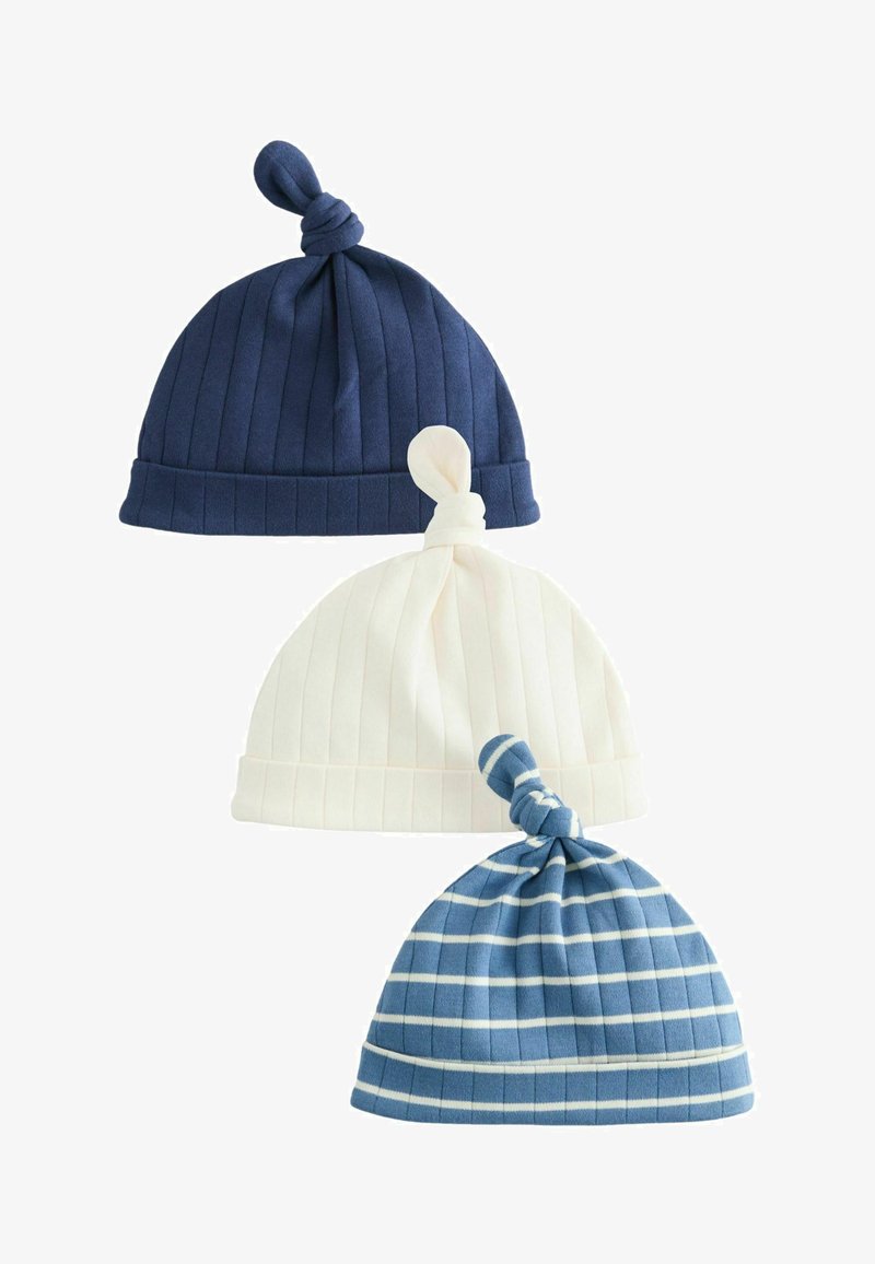 Drie gebreide mutsen: donkerblauw, wit en lichtblauw met witte strepen. Elke muts heeft een pompon bovenop en een geribbeld patroon.