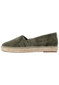 Scarpa espadrilla in tela verde con punta rotonda, suola in juta intrecciata e dettagli cuciti lungo i bordi. Design leggero e informale.