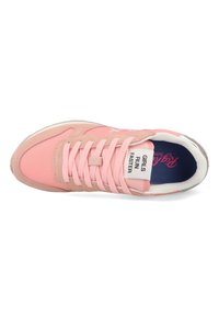 Sneaker atletica rosa con una parte superiore in suede e mesh, lacci piatti e un'etichetta che recita "LE RAGAZZE CORRONO PIÙ VELOCE." Presenta una suola intermedia bianca e una suola in gomma.