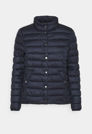 Donkerblauwe doorgestikte pufferjas met hoge kraag, lange mouwen, drukknopen aan de voorkant en zijzakken.