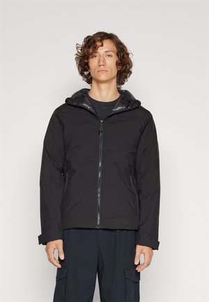 Giubbotto nero con zip frontale, cappuccio regolabile e due tasche laterali. Presenta un tessuto testurizzato e un design moderno e aderente.