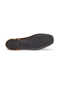 Semelle marron d'une chaussure avec un motif texturé, présentant un accent en imprimé léopard sur le bord supérieur. Vue claire depuis le dessous.