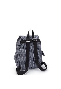 Sac à dos en tissu à motif bleu marine et blanc, avec des bretelles noires et des éléments en métal argenté, doté d'une fermeture roulante et de poches latérales.