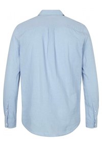Camisa de algodón de manga larga en azul claro, con puños abotonados, una yugo en la parte posterior y un pliegue central en la parte trasera.