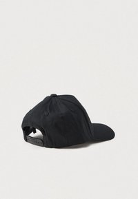 Čierna nastaviteľná baseballová čiapka s zakriveným okrajom, šesťpanelovým dizajnom a ventilačnými otvormi, zobrazená na jednoduchej bielej pozadí.