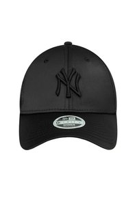 Schwarze Kappe aus glattem Stoff mit gebogenem Schirm, versehen mit einem gestickten NY-Logo in Schwarz. Verstellbarer Riemen auf der Rückseite für den perfekten Sitz.