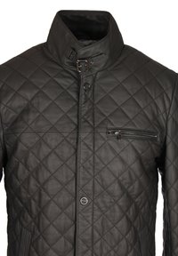 Veste en cuir matelassée noire avec un col haut, poche zippée à l'avant et fermeture à boutons-pression. Présente des coutures texturées et une finition lisse.