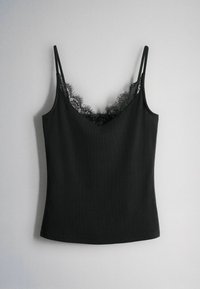 Schwarzes ärmelloses Cami-Top mit dünnen Trägern und Spitzenbesatz entlang des V-förmigen Ausschnitts vor hellgrauem Hintergrund.