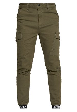 Dopasowane oliwkowozielone spodnie cargo z przednimi kieszeniami z klapką, zapięciem na zamek, szlufkami na pasek oraz czarnymi elastycznymi ściągaczami z białym logo SikSilk.