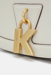KARL LAGERFELD LOCK  - Taška s příčným popruhem - off white